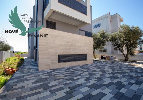 Chorvátsko-  Vila s Bazénom, Výťahom a Strešnou Terasou len 70m od Mora! Sukošan, Chorvátsko
