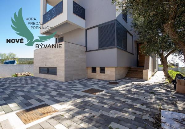 Chorvátsko-  Vila s Bazénom, Výťahom a Strešnou Terasou len 70m od Mora! Sukošan, Chorvátsko