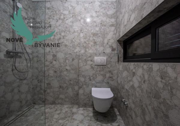 Chorvátsko-  Vila s Bazénom, Výťahom a Strešnou Terasou len 70m od Mora! Sukošan, Chorvátsko