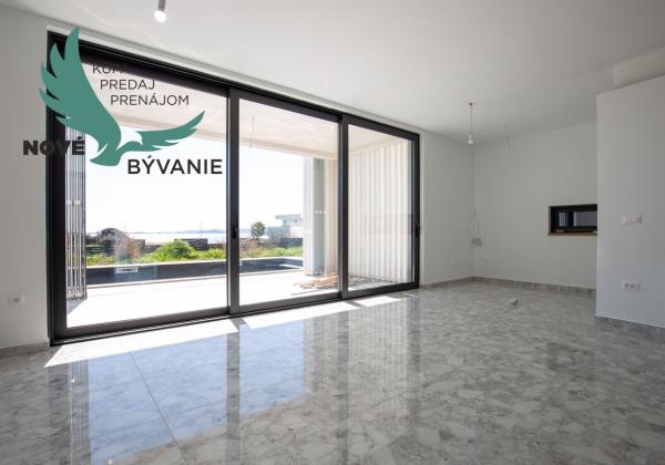 Chorvátsko-  Vila s Bazénom, Výťahom a Strešnou Terasou len 70m od Mora! Sukošan, Chorvátsko