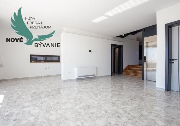 Chorvátsko-  Vila s Bazénom, Výťahom a Strešnou Terasou len 70m od Mora! Sukošan, Chorvátsko