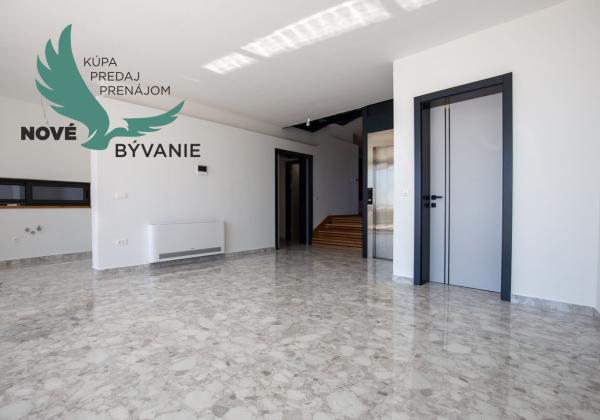 Chorvátsko-  Vila s Bazénom, Výťahom a Strešnou Terasou len 70m od Mora! Sukošan, Chorvátsko