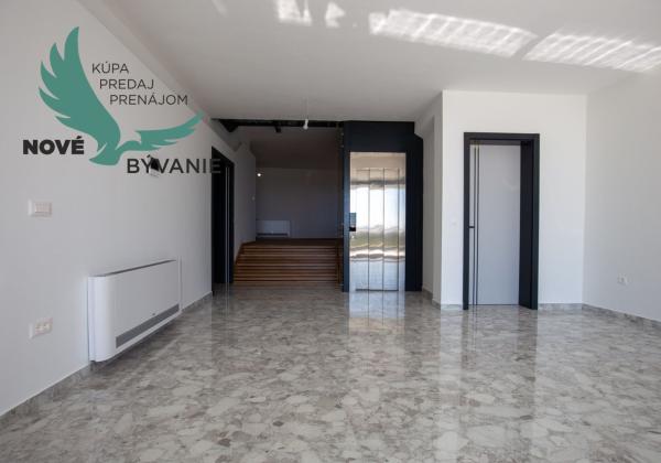 Chorvátsko-  Vila s Bazénom, Výťahom a Strešnou Terasou len 70m od Mora! Sukošan, Chorvátsko