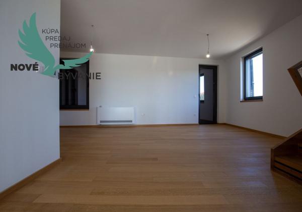 Chorvátsko-  Vila s Bazénom, Výťahom a Strešnou Terasou len 70m od Mora! Sukošan, Chorvátsko