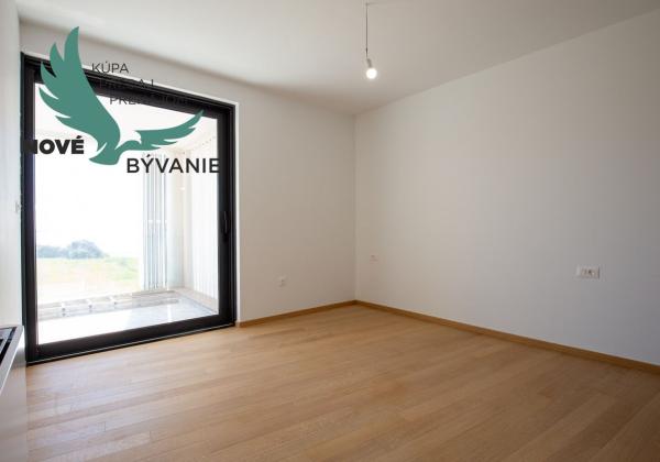 Chorvátsko-  Vila s Bazénom, Výťahom a Strešnou Terasou len 70m od Mora! Sukošan, Chorvátsko