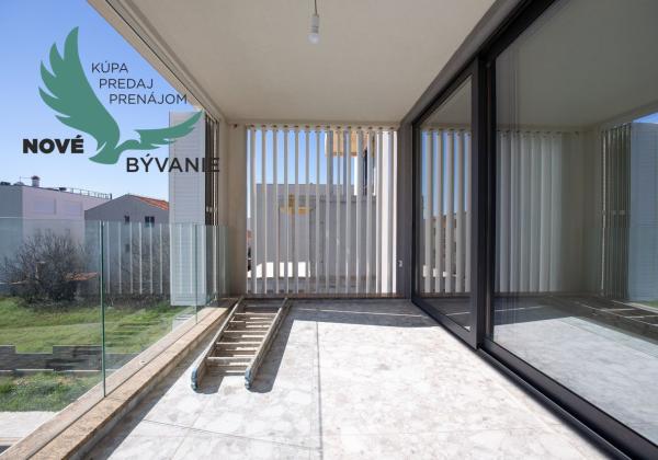 Chorvátsko-  Vila s Bazénom, Výťahom a Strešnou Terasou len 70m od Mora! Sukošan, Chorvátsko