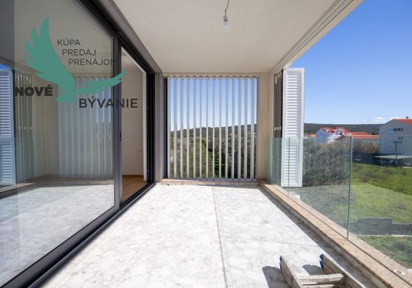 Chorvátsko-  Vila s Bazénom, Výťahom a Strešnou Terasou len 70m od Mora! Sukošan, Chorvátsko