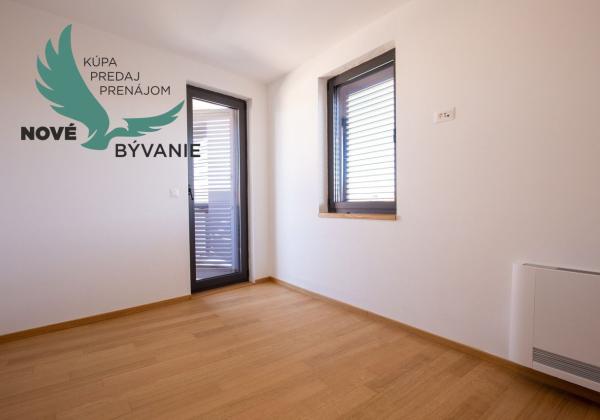 Chorvátsko-  Vila s Bazénom, Výťahom a Strešnou Terasou len 70m od Mora! Sukošan, Chorvátsko
