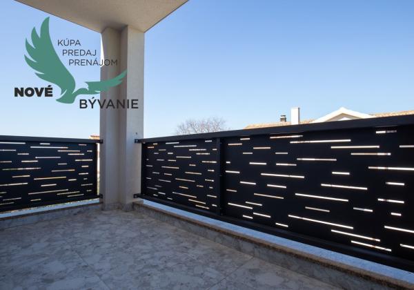 Chorvátsko-  Vila s Bazénom, Výťahom a Strešnou Terasou len 70m od Mora! Sukošan, Chorvátsko