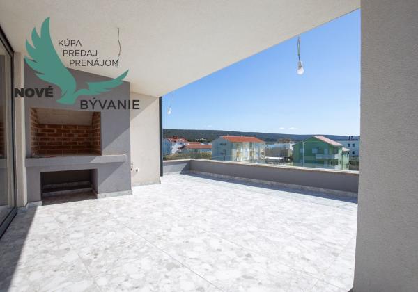 Chorvátsko-  Vila s Bazénom, Výťahom a Strešnou Terasou len 70m od Mora! Sukošan, Chorvátsko