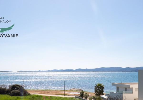 Chorvátsko-  Vila s Bazénom, Výťahom a Strešnou Terasou len 70m od Mora! Sukošan, Chorvátsko