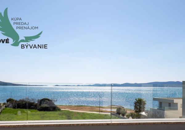 Chorvátsko-  Vila s Bazénom, Výťahom a Strešnou Terasou len 70m od Mora! Sukošan, Chorvátsko