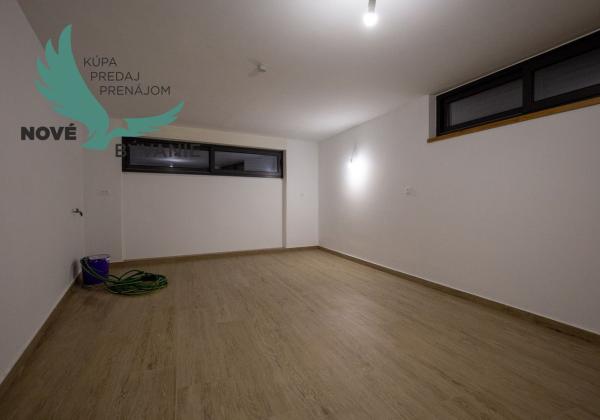 Chorvátsko-  Vila s Bazénom, Výťahom a Strešnou Terasou len 70m od Mora! Sukošan, Chorvátsko