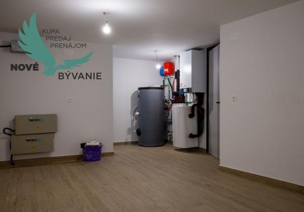Chorvátsko-  Vila s Bazénom, Výťahom a Strešnou Terasou len 70m od Mora! Sukošan, Chorvátsko