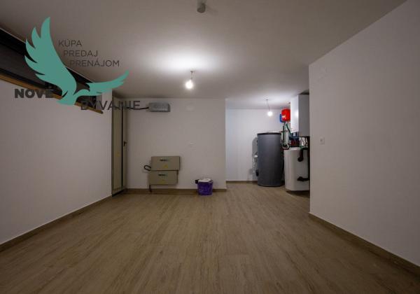 Chorvátsko-  Vila s Bazénom, Výťahom a Strešnou Terasou len 70m od Mora! Sukošan, Chorvátsko