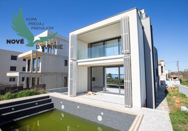 Chorvátsko-  Vila s Bazénom, Výťahom a Strešnou Terasou len 70m od Mora! Sukošan, Chorvátsko