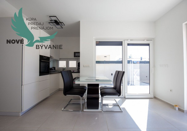 Chorvátsko - Apartmán s bazénom a dvorom na ostrove Vir