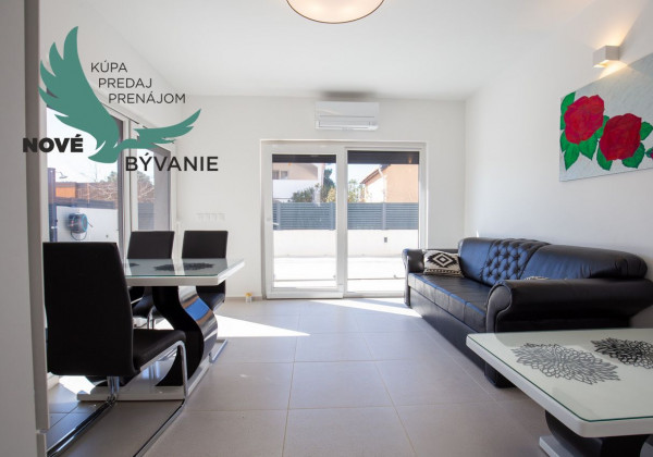 Chorvátsko - Apartmán s bazénom a dvorom na ostrove Vir