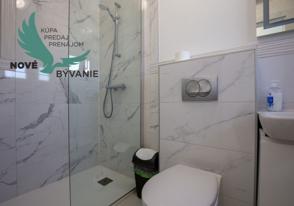 Chorvátsko - Apartmán s bazénom a dvorom na ostrove Vir