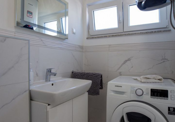 Chorvátsko - Apartmán s bazénom a dvorom na ostrove Vir