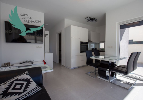 Chorvátsko - Apartmán s bazénom a dvorom na ostrove Vir