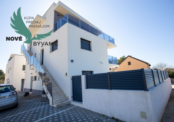 Chorvátsko - Apartmán s bazénom a dvorom na ostrove Vir