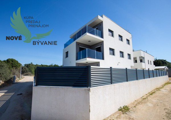 Chorvátsko - Apartmán s bazénom a dvorom na ostrove Vir