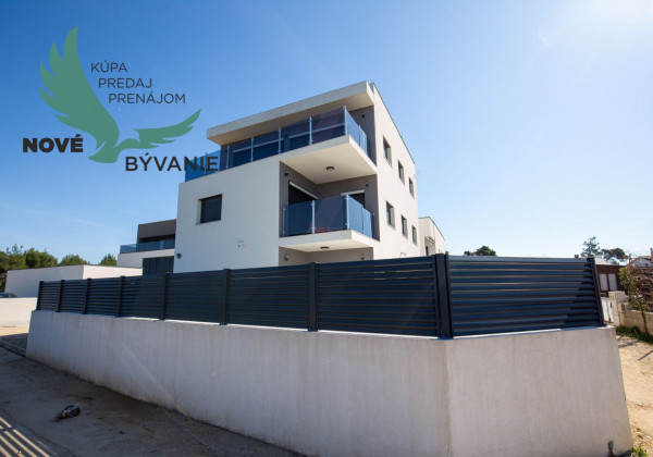 Chorvátsko - Apartmán s bazénom a dvorom na ostrove Vir