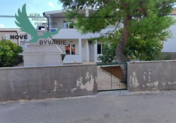 Exkluzívne dom 3x apartmán len 300m od mora v Chorvátsku