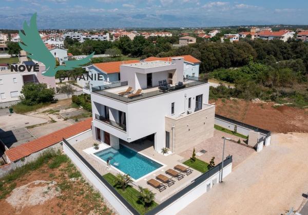 Exkluzívne na predaj vila s bazénom v Chorvátsku na lukratívnom mieste v Zatone