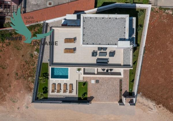 Exkluzívne na predaj vila s bazénom v Chorvátsku na lukratívnom mieste v Zatone