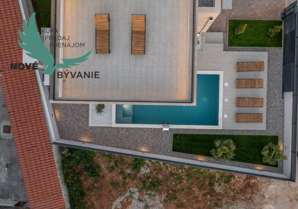 Exkluzívne na predaj vila s bazénom v Chorvátsku na lukratívnom mieste v Zatone