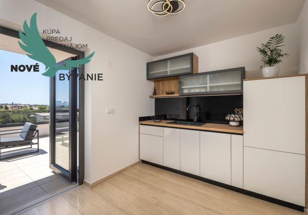 Exkluzívne na predaj vila s bazénom v Chorvátsku na lukratívnom mieste v Zatone