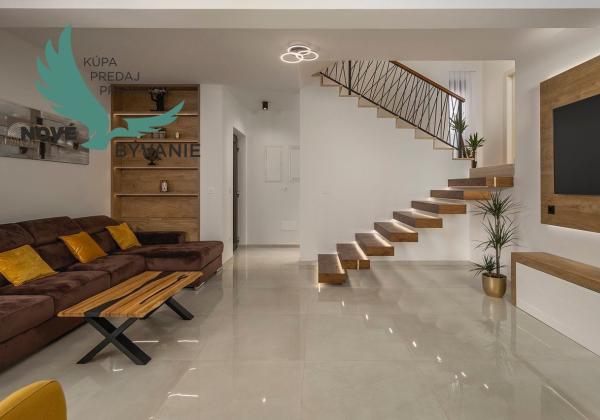 Exkluzívne na predaj vila s bazénom v Chorvátsku na lukratívnom mieste v Zatone