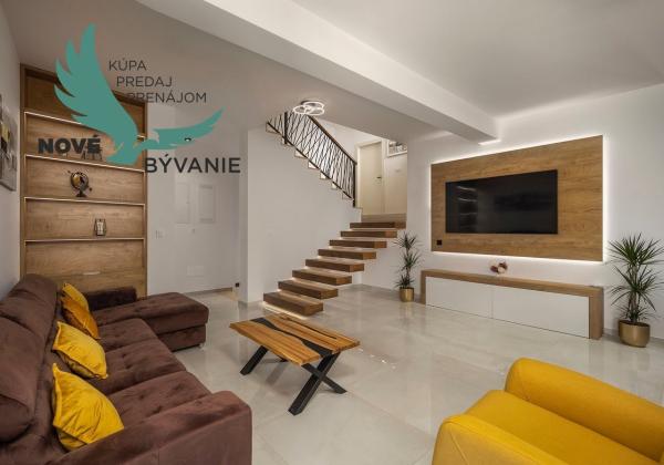 Exkluzívne na predaj vila s bazénom v Chorvátsku na lukratívnom mieste v Zatone