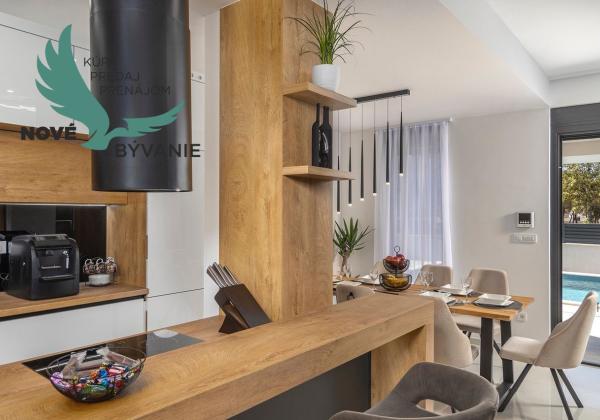 Exkluzívne na predaj vila s bazénom v Chorvátsku na lukratívnom mieste v Zatone