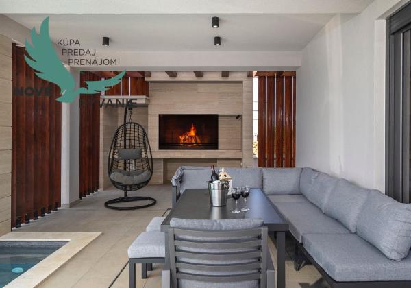 Exkluzívne na predaj vila s bazénom v Chorvátsku na lukratívnom mieste v Zatone