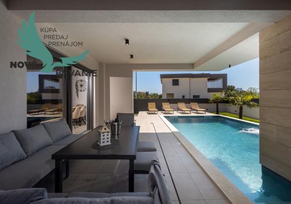Exkluzívne na predaj vila s bazénom v Chorvátsku na lukratívnom mieste v Zatone