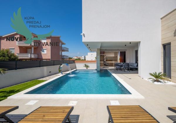 Exkluzívne na predaj vila s bazénom v Chorvátsku na lukratívnom mieste v Zatone