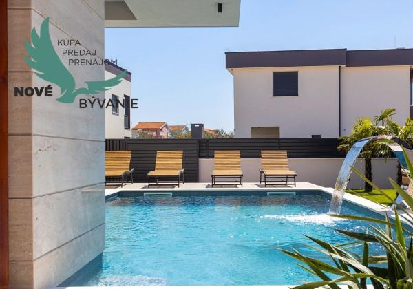 Exkluzívne na predaj vila s bazénom v Chorvátsku na lukratívnom mieste v Zatone