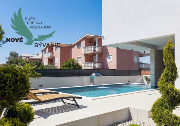 Exkluzívne na predaj vila s bazénom v Chorvátsku na lukratívnom mieste v Zatone