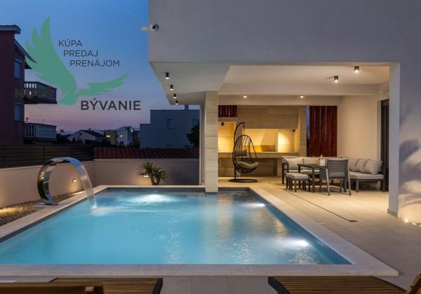 Exkluzívne na predaj vila s bazénom v Chorvátsku na lukratívnom mieste v Zatone