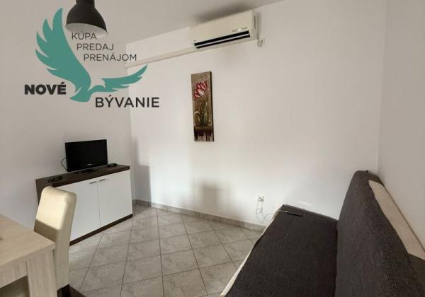 Chorvátsko - Apartmán s dvorom 300m od mora na ostrove Vir