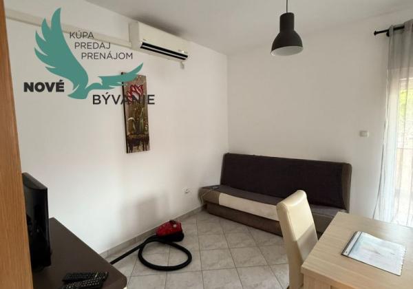 Chorvátsko - Apartmán s dvorom 300m od mora na ostrove Vir