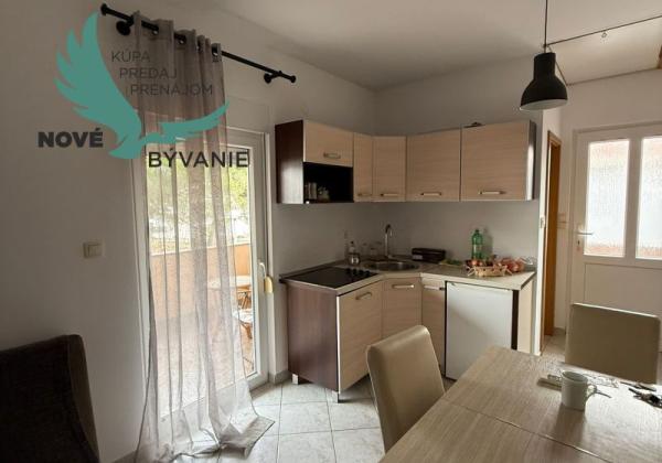 Chorvátsko - Apartmán s dvorom 300m od mora na ostrove Vir