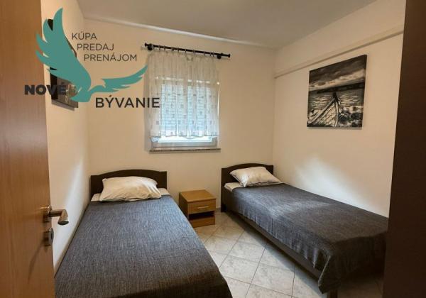 Chorvátsko - Apartmán s dvorom 300m od mora na ostrove Vir