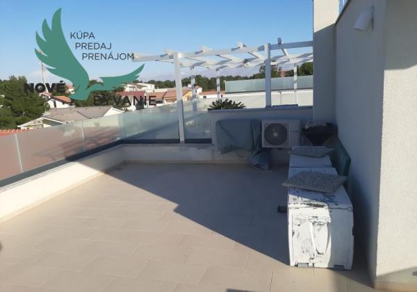 Apartmán so strešnou terasou  len 30m od mora v Chorvátsku