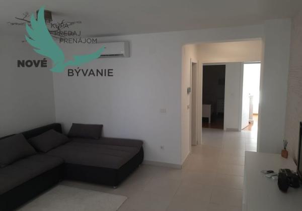 Apartmán so strešnou terasou  len 30m od mora v Chorvátsku