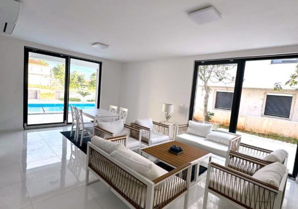 Luxusná novostavba vila s bazénom blízko mora a výhľadom na more v Chorvátsku na ostrove