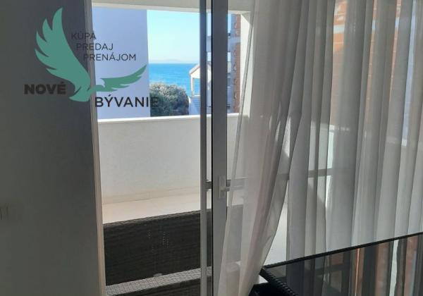 Apartmán so strešnou terasou  len 30m od mora v Chorvátsku